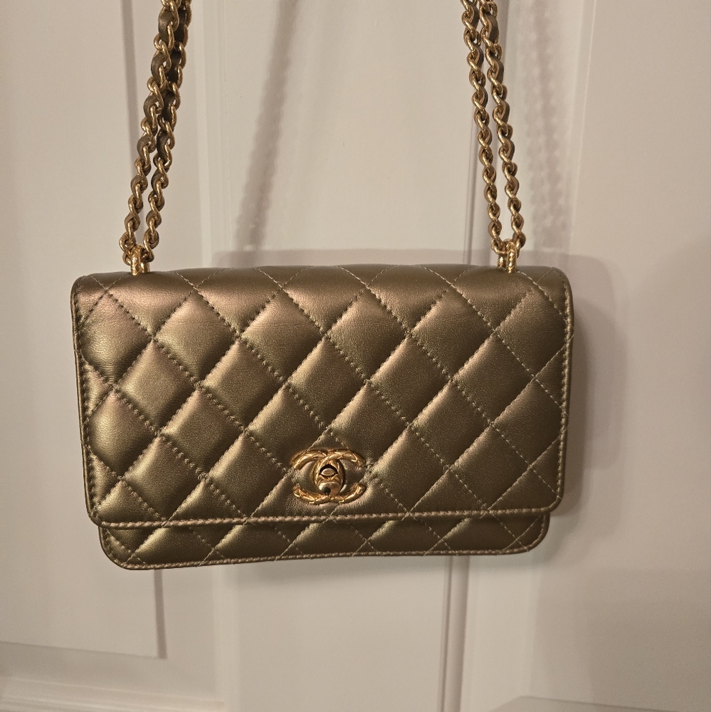 Chanel wallet on a chain gold champaign color. 7,5 x4,8 inches